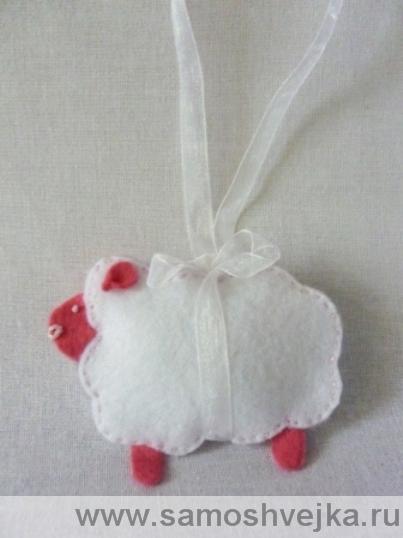 новогоднее украшение овечка из фетра
