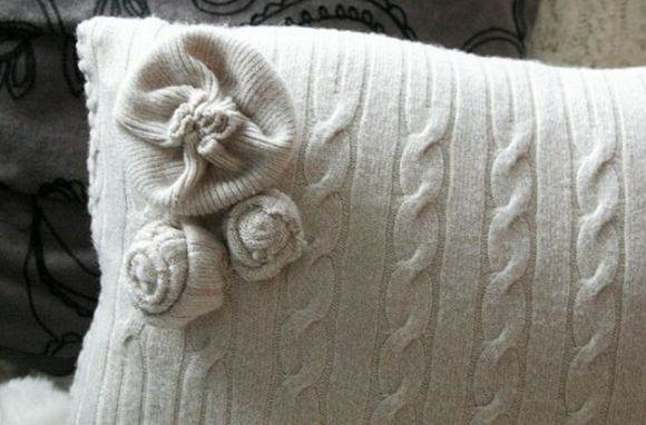 подушка из свитера